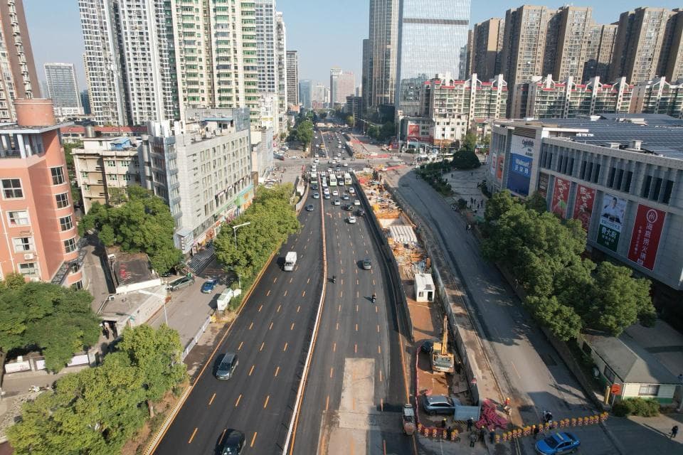 双向六车道变成双向8车道，市民：路宽了出行更方便，长沙地铁7号线雨花亭站交通恢复
