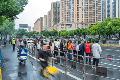 成都创新设置“路中式”巴士换乘站：日均客流量多了近8%，路口也更通畅了