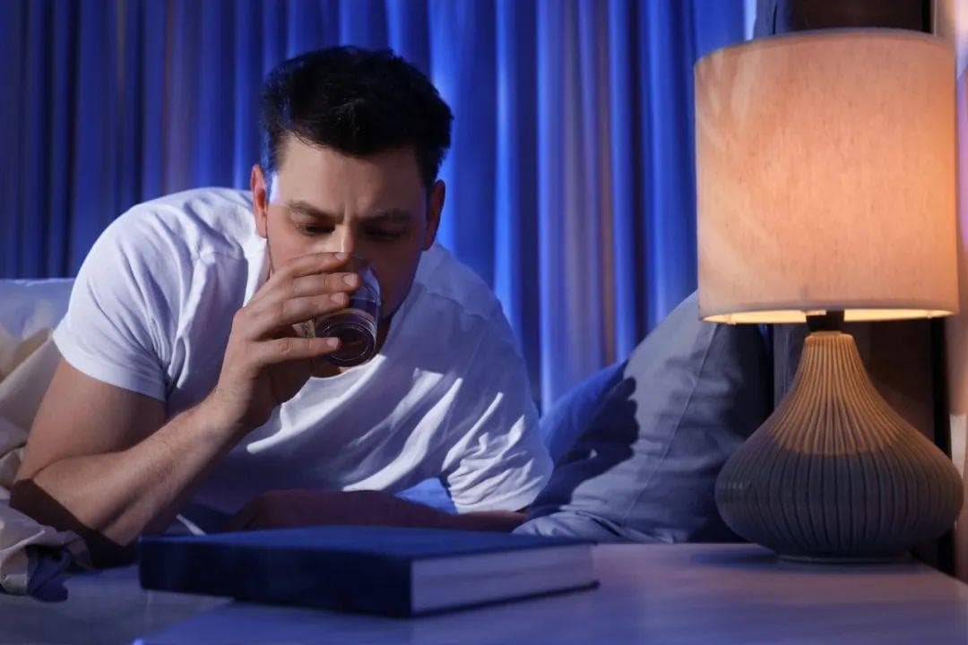 睡眠中的身体预警：8种夜间症状背后的疾病风险