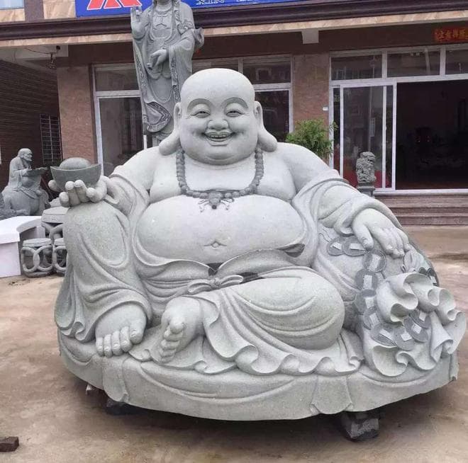 石雕弥勒佛的乐观形象与佛教教义