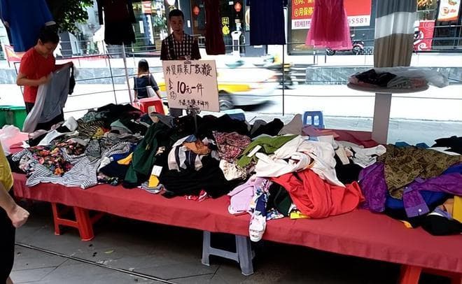 央视曝光市场"夺命毒衣服"，致癌物超标20多倍！四种方法可避雷
