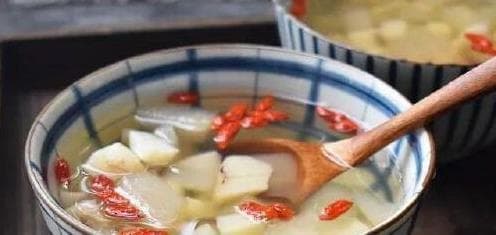 水果煮汤，天然甜味滋润喉咙！雪梨马蹄水清热降火，春季必备！