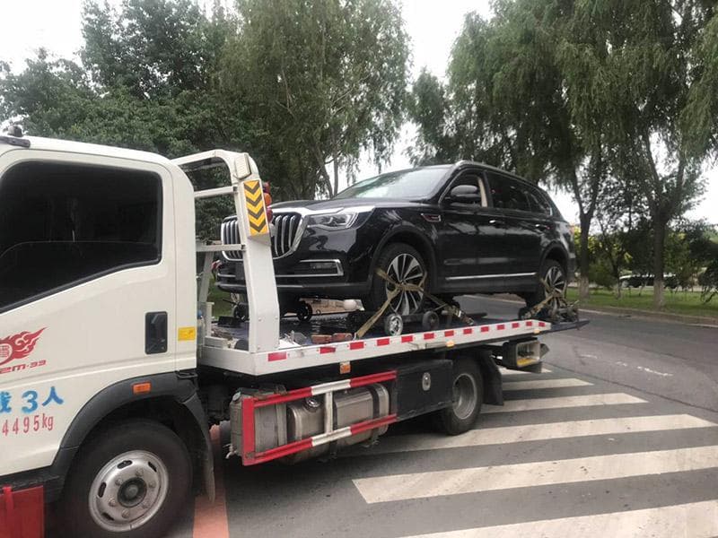 汽车散热器泄漏导致发动机过热时的拖车救援步骤