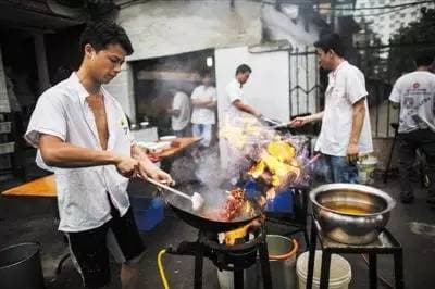 【健康新知】80℃—300℃，烹调时油温越高，致癌物就越多！食用油咋吃健康？