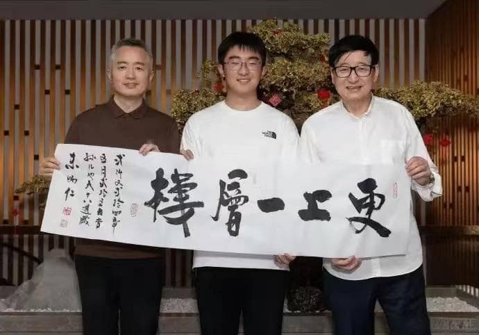 坐迈巴赫参加考试的少年被北大录取后，家人希望把网红压力变传承动力