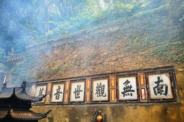 普陀山拜佛全攻略：礼仪讲究与求什么最灵验