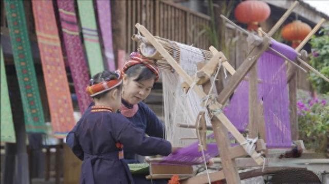 千年壮锦古韵今风共舞 成中外年轻人热捧潮物