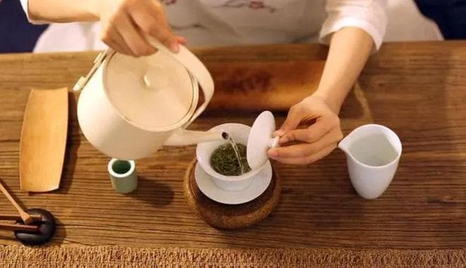 盖碗泡茶的方法与技巧：从个人品茗到社交场合的茶艺之道