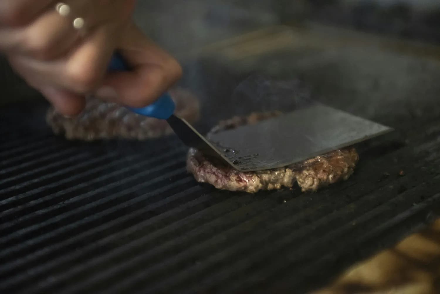 大口吃肉不遮掩，赵丽颖用专业精神赢得观众认可