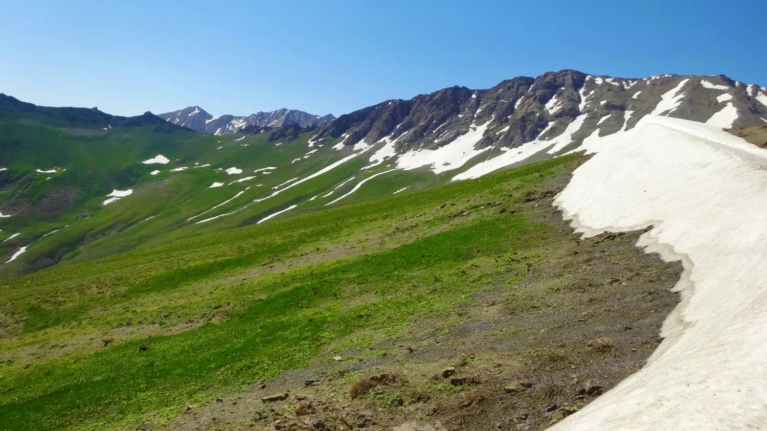卡兹别克山和梅斯蒂亚村：格鲁吉亚的冬日仙境