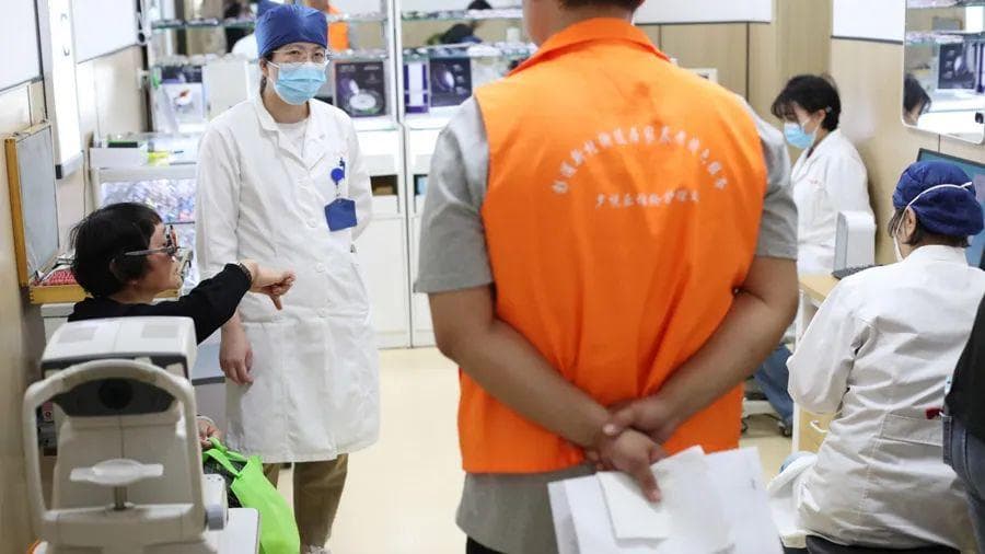 上海启动陪诊师试点：9区将开展助医陪诊服务，满足30万独居老人就医需求