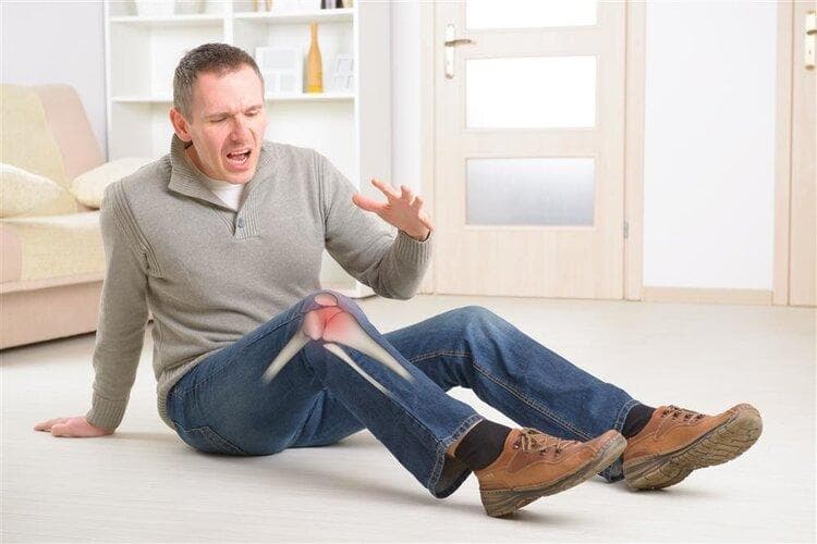 老人摔一跤就骨折？提醒：老人多补充3种营养，或降低33%骨折风险