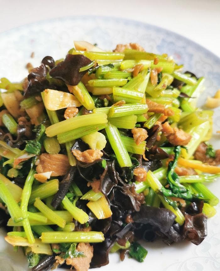 香醋蒜末增香，芹菜木耳炒肉丝这样做最美味