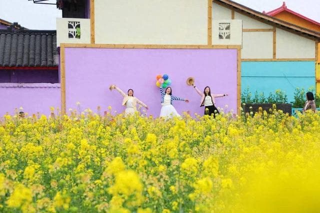 四川夹江上千亩油菜花点靓“春日经济”