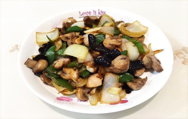 炒木耳与青椒