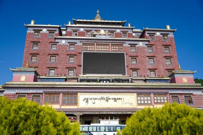 转经筒下的香巴拉时轮坛城：揭秘十一层文化神秘面纱