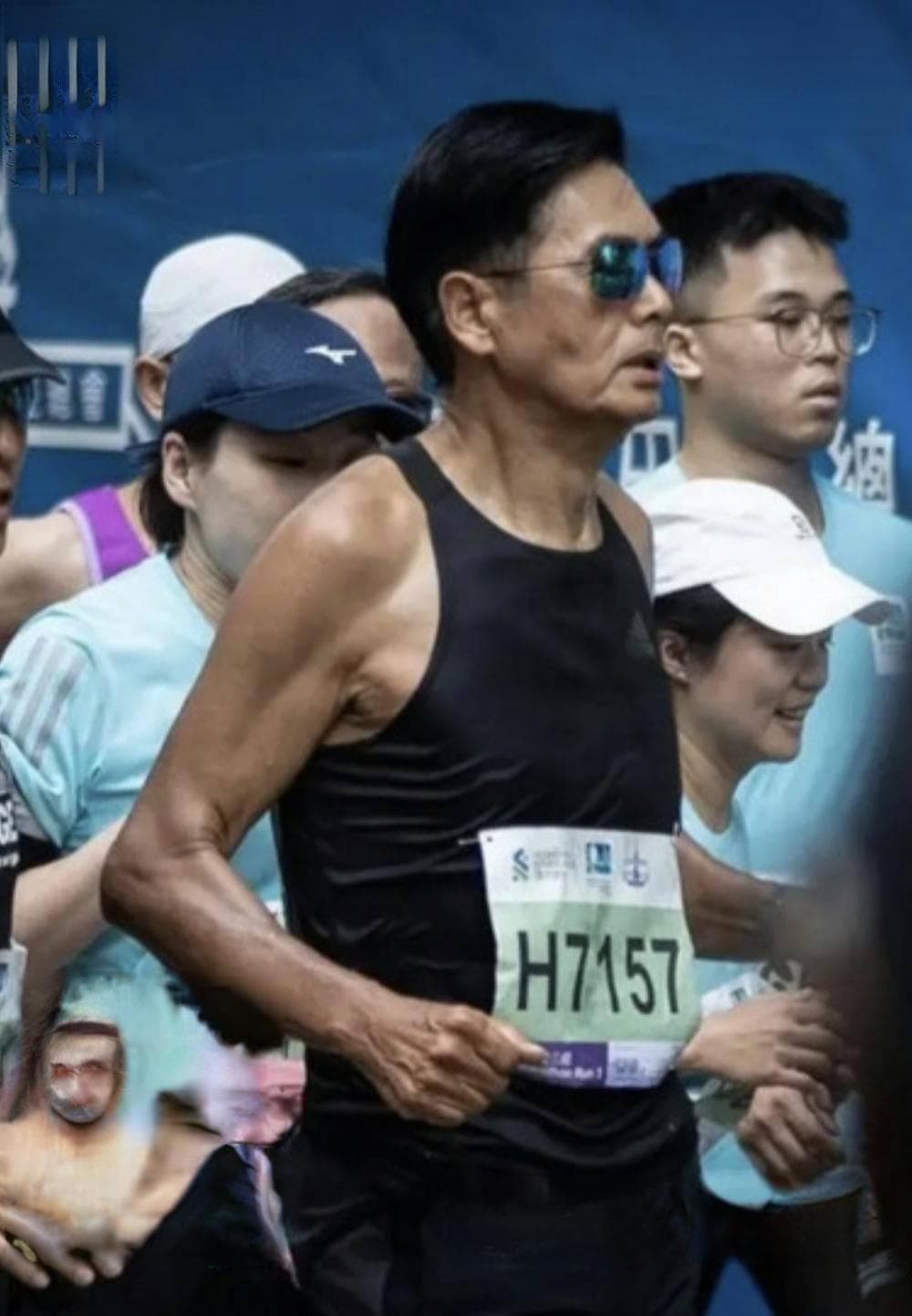 69岁周润发半马226轻松完赛，跑步如何成为中年人的自我救赎？