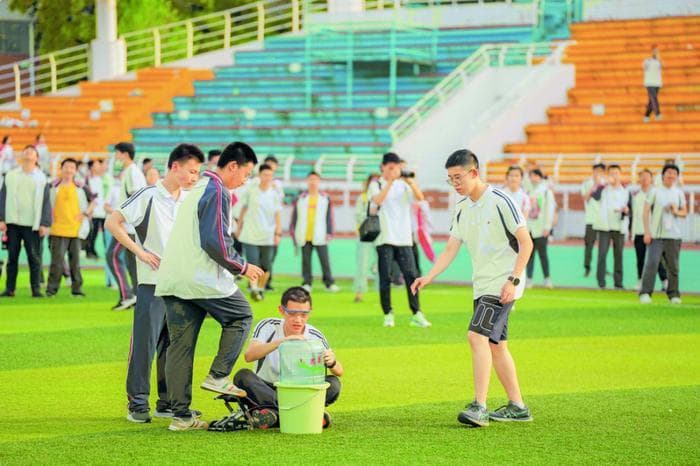 培养“未来世界引领者”：高中拔尖创新人才的“一体化培养”
