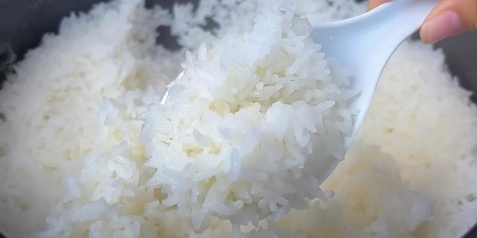 煮米饭，只会加水就错了，教你五星饭店的做法，多加这3样，粒粒分明真好吃！
