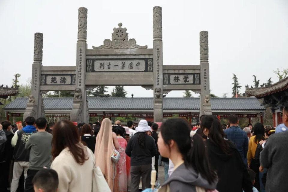 排队吃完一顿斋饭，年轻人服到咋舌