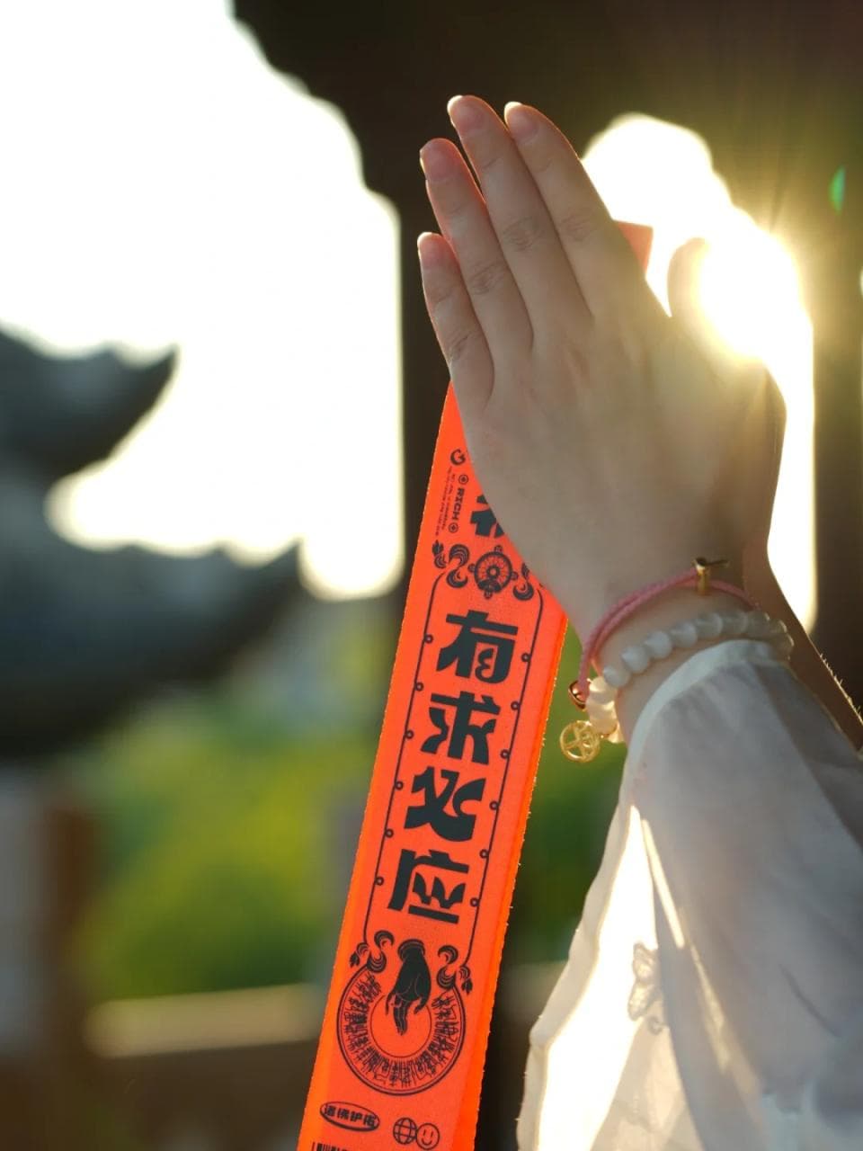 年轻人的寺庙祈福漫巡：“何以解忧，只有花式祈福”