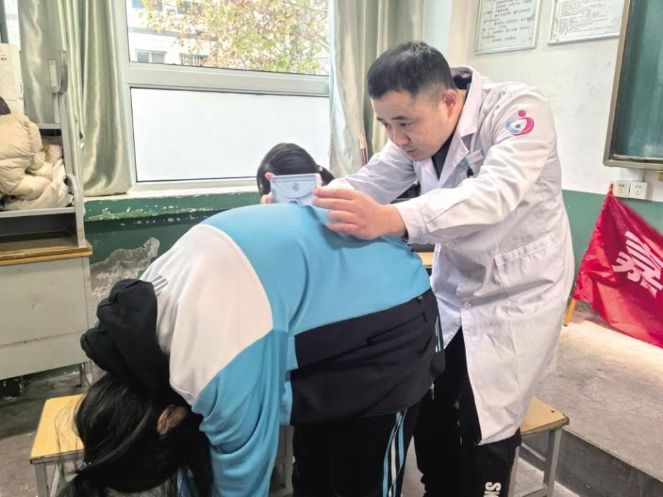 孩子坐姿不正，当心患上脊柱侧弯，专家提醒：定期筛查、及时干预，让孩子挺直腰板