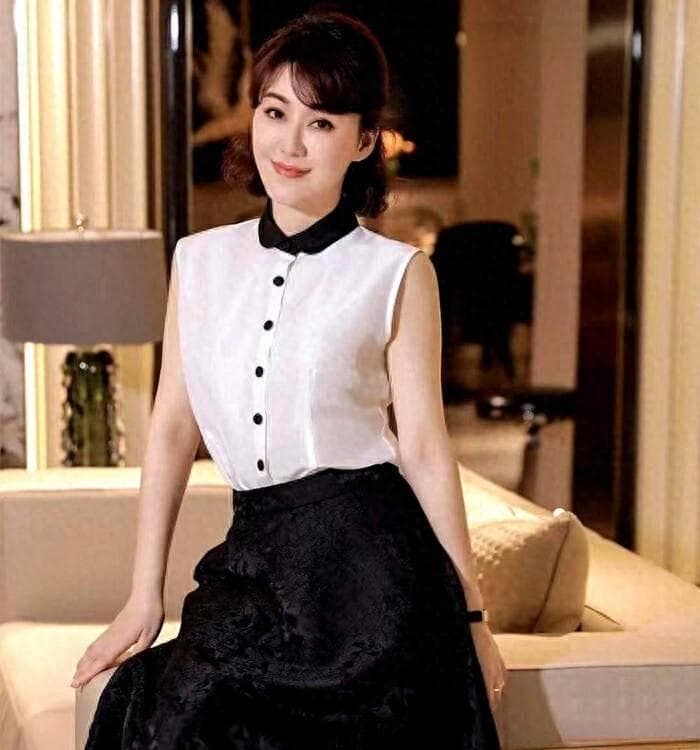 50岁阿姨夏季穿长裙，建议这3个减龄色，清爽高级又时尚