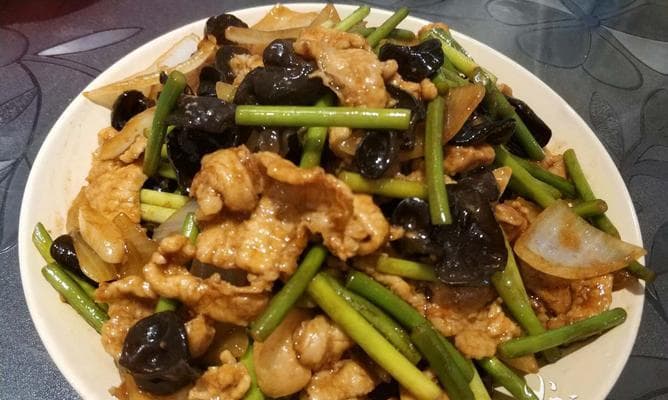 山西晋城过油肉的制作方法（传统美食重现，口感鲜美，制作简单易学）