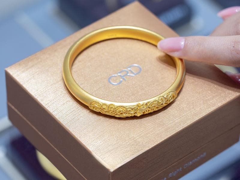 金手镯应该戴在哪个手上合适，金手镯戴左手还是右手好？