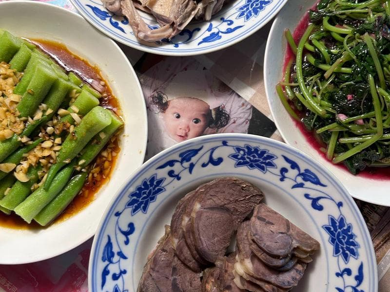 传统名菜南京盐水鸭：炒盐腌制配香料煮制