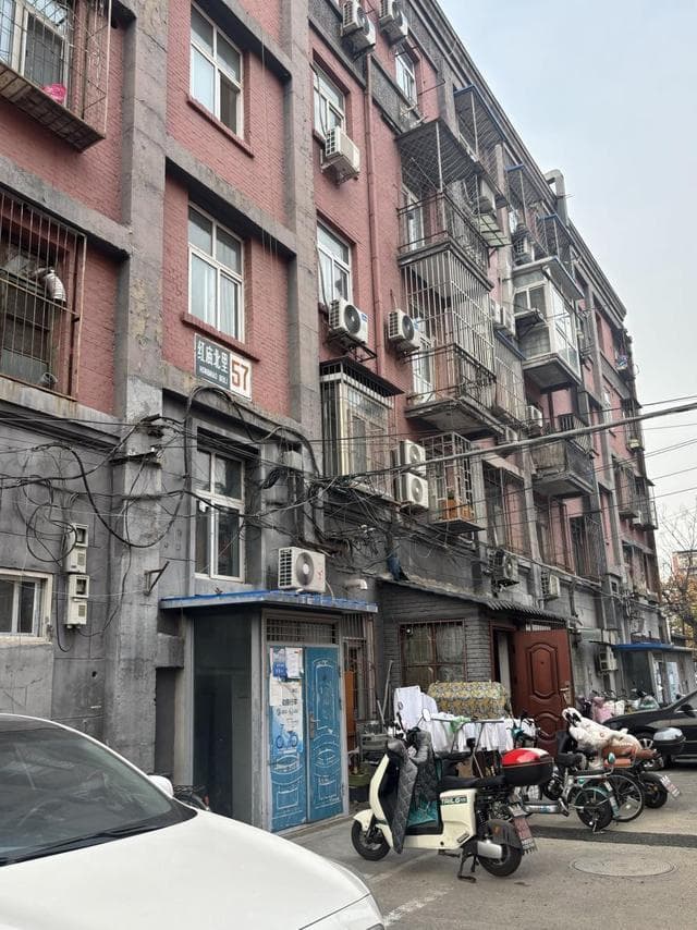 年轻人热购北京“老破小”背后：高房价与政策推动楼市现新趋势