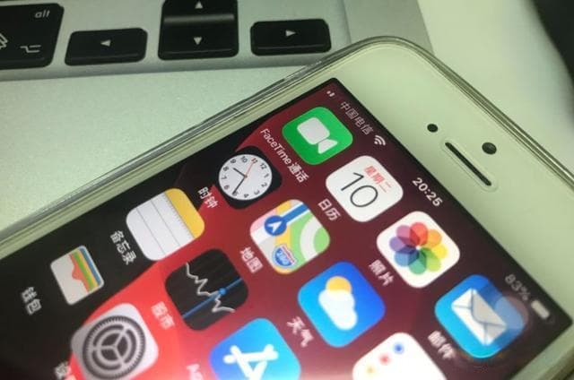 晚上手机屏幕调亮VS调暗，到底哪个更好？