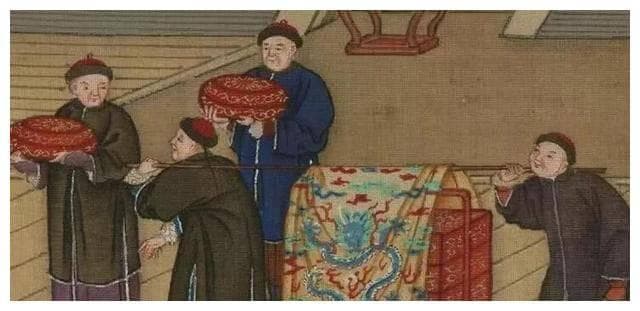 清代康熙后期，地方官员向朝廷进贡，具体有哪两种形式？