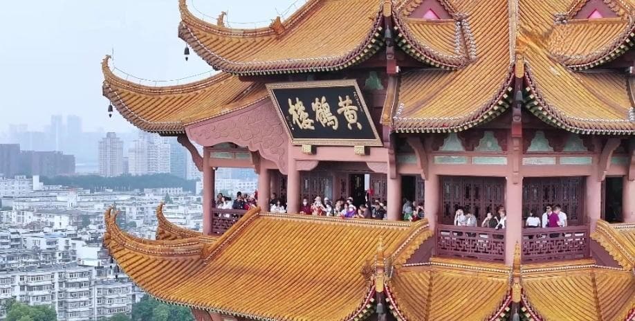 黄鹤楼下的诗意人生：李白、苏轼与辛弃疾的文学传奇