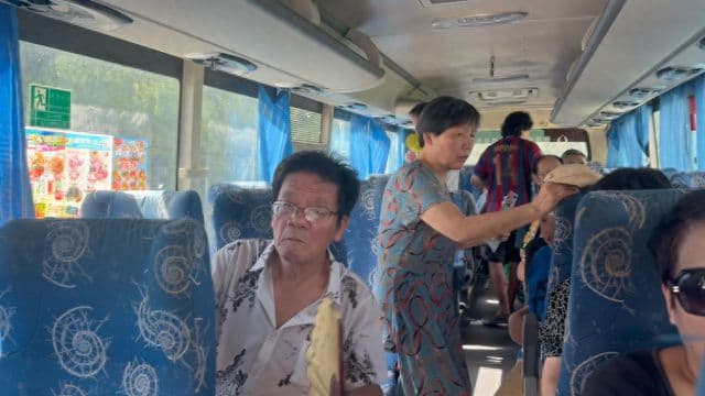 免费往返、直达家门口、移动聊天室…逐渐消失的免费班车为谁坚守？