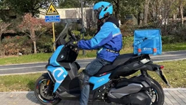 上海一小哥开价值50万黄牌摩托送外卖？车主回应