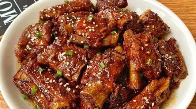 排骨焯水是冷水下锅还是开水下锅？哪个更胜一筹？