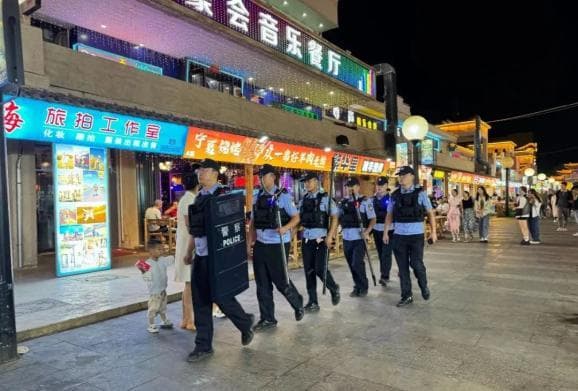 星光不负赶路人，公安夜巡守护每一刻