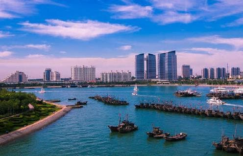 山东又一海滨城市走红，景色不输青岛大连，众多景点免费对外开放