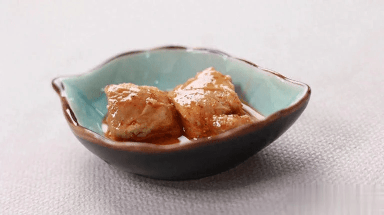 医生提醒：高血压患者服用降压药期间，这五类食物需谨慎食用