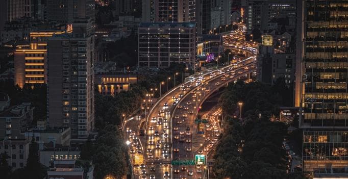 在高速公路应急车道侧翻自燃，“高大威猛”的小型旅居车该管管了