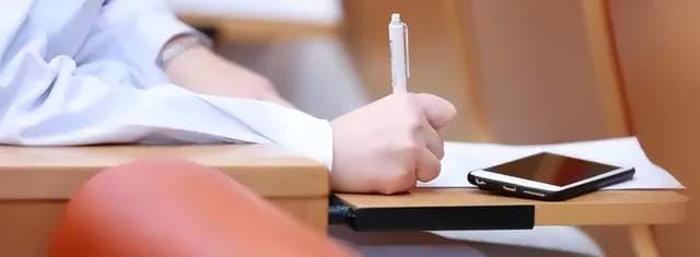 长期不写字的人大脑正在退化！拿笔写字比手机打字强在哪？