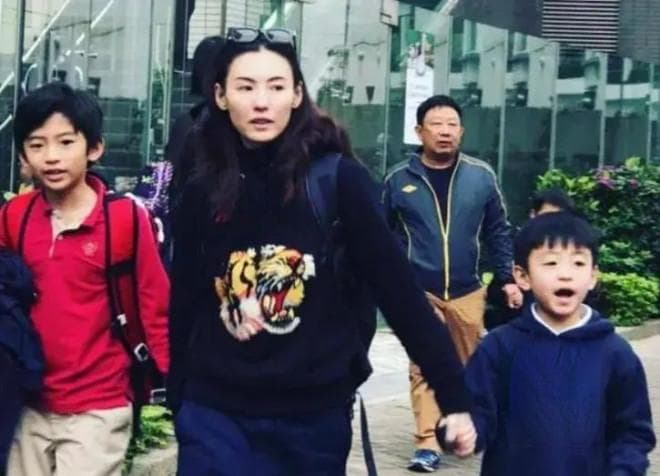 张柏芝带儿游迪士尼，谢霆锋去哪儿？