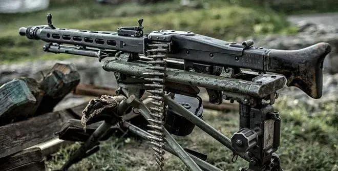 它是希特勒的电锯 MG42号称二战最好的机枪 射击声就像死神在召唤