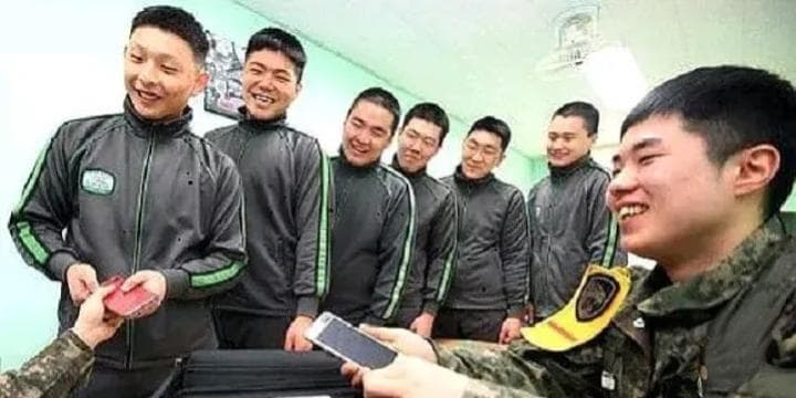 军队禁用私人手机，为保安全与训练效果
