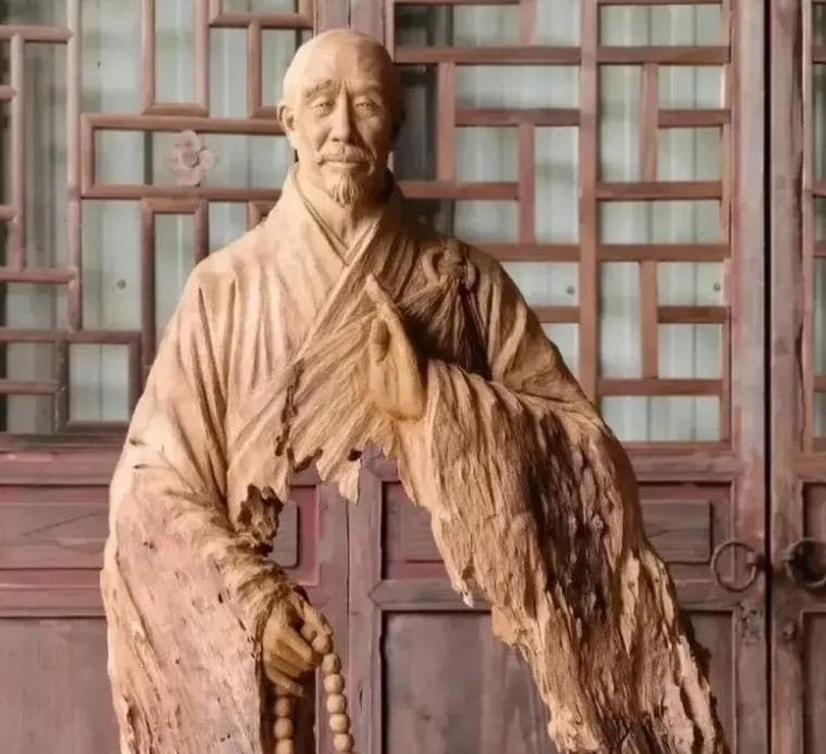 弘一法师说：“心是个口袋，什么都不装时，叫心灵；装一点时，叫心眼。”