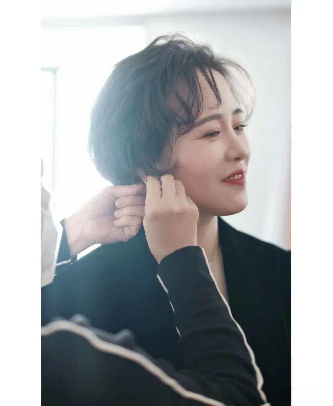 熟龄女性必看：五种短发烫发款式，显脸小又提升气质