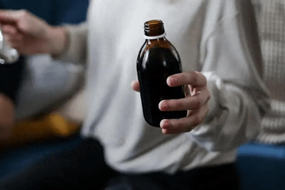 复方福尔可定口服液，会导致口吃不良反应吗？