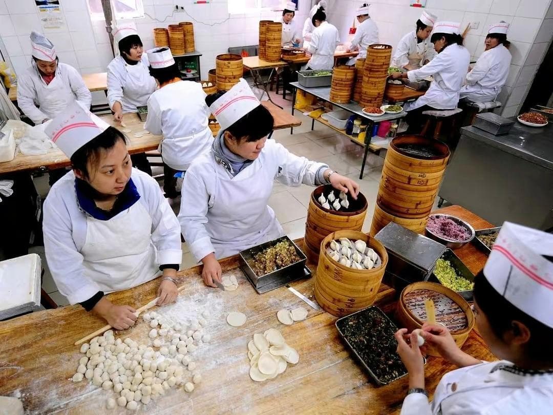 饺子皮怎么擀？学会3个窍门，皮儿又香又软，筋道爽滑，不破不粘