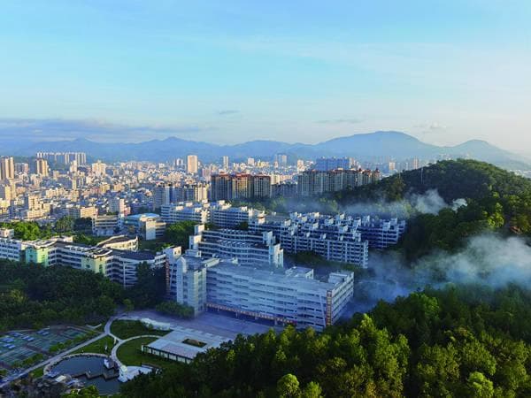 信宜中学：信教宜学，山水育人